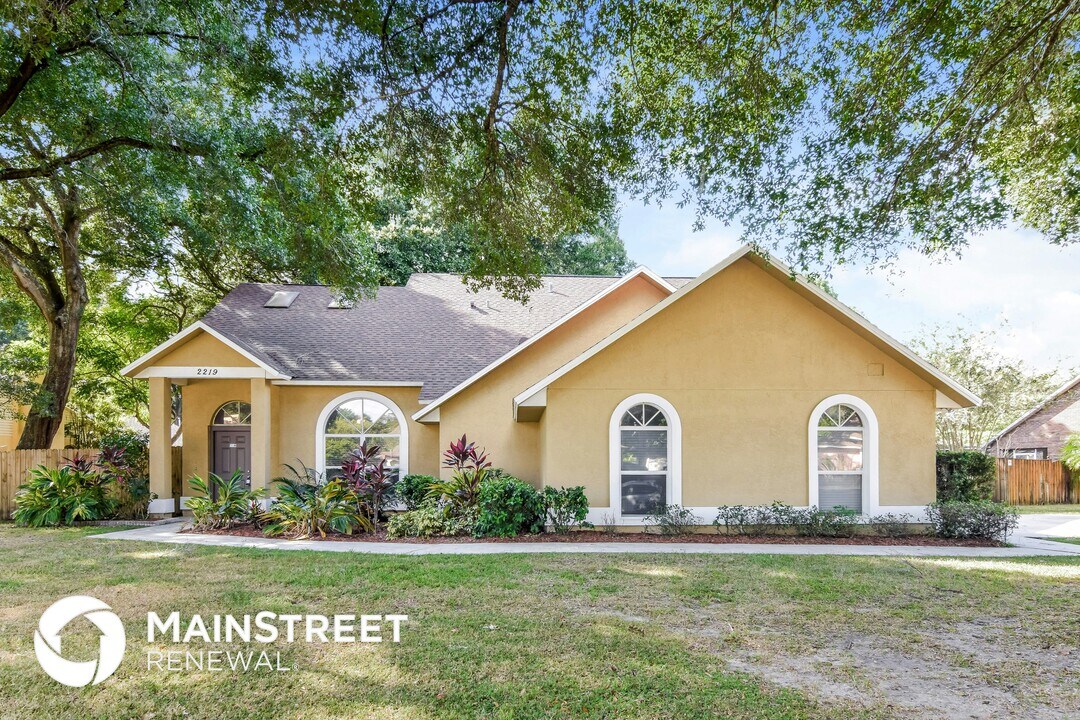 2219 Glen Mist Dr in Valrico, FL - Building Photo