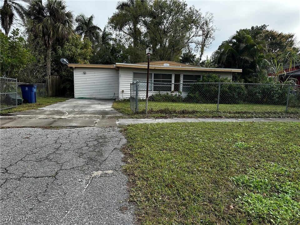 307 Buena Vista Blvd in Ft. Myers, FL - Building Photo