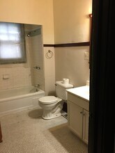 2861 N Hackett Ave, Unit Lower 2861 in Milwaukee, WI - Building Photo - Building Photo