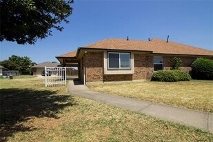 3133 Cedar Hill St in Denton, TX - Building Photo