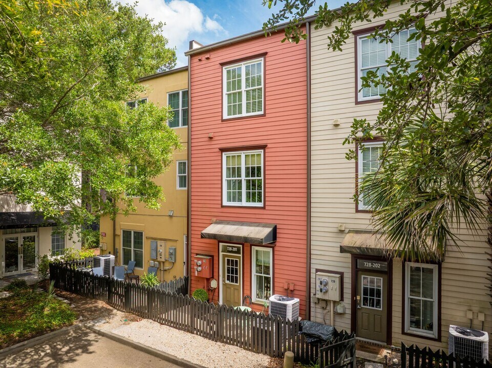 728 S Shelmore Blvd in Mount Pleasant, SC - Building Photo
