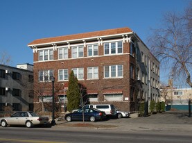Hennepin Isles in Minneapolis, MN - Building Photo