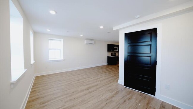 6832 Ridge Ave in Philadelphia, PA - Building Photo - Building Photo
