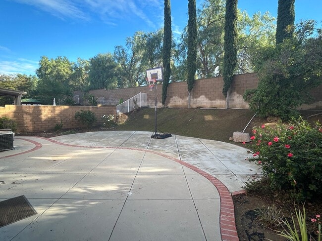 6016 Sunflower St in Simi Valley, CA - Foto de edificio - Building Photo