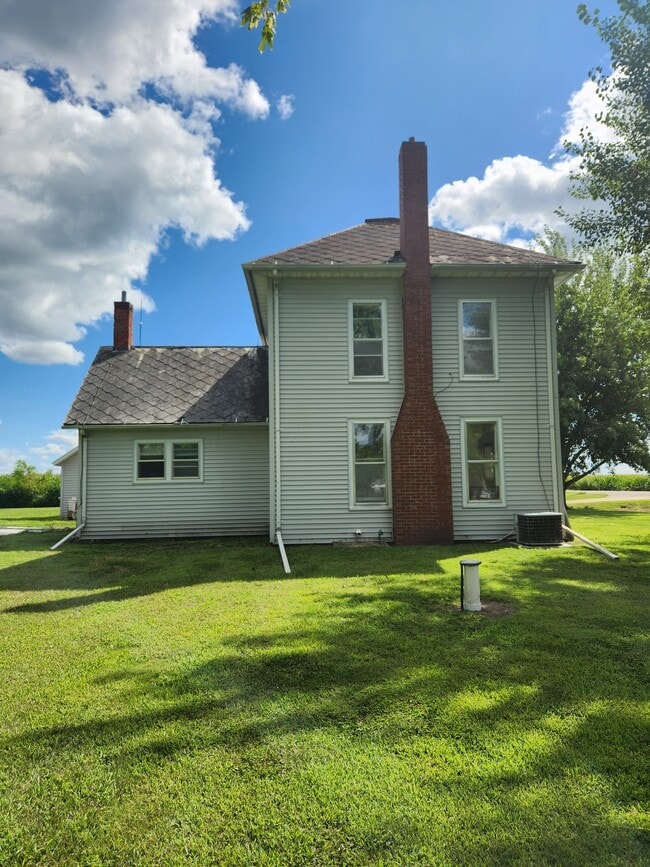 1738 Racine Ave in Mount Union, IA - Building Photo - Building Photo