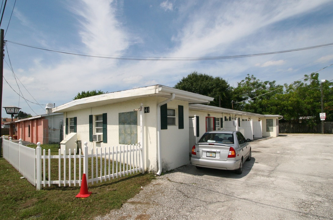 2041 Dr Martin Luther King Way in Sarasota, FL - Building Photo