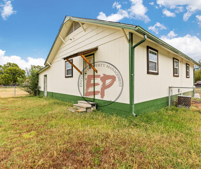 107 W Commerce St in Leroy, TX - Building Photo - Building Photo