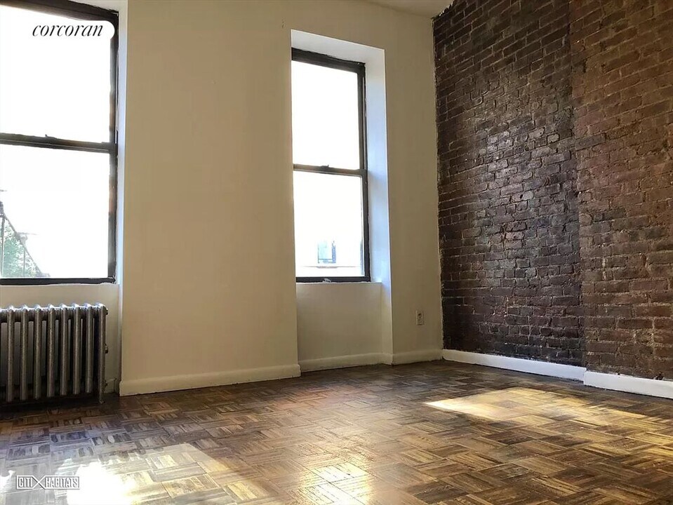 304 W 21st St in New York, NY - Building Photo