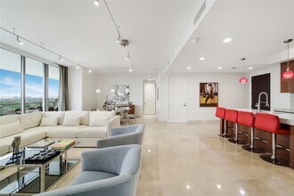 9705 Collins Ave in Bal Harbour, FL - Foto de edificio - Building Photo