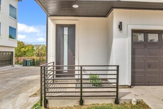 1417 Kramer Ln in Austin, TX - Foto de edificio - Building Photo
