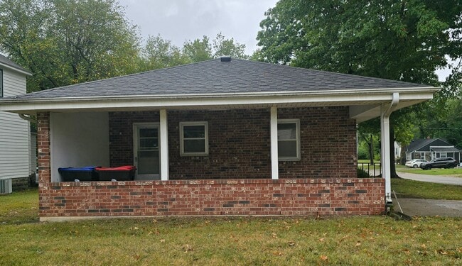205 N Charles St in Warrensburg, MO - Foto de edificio - Building Photo