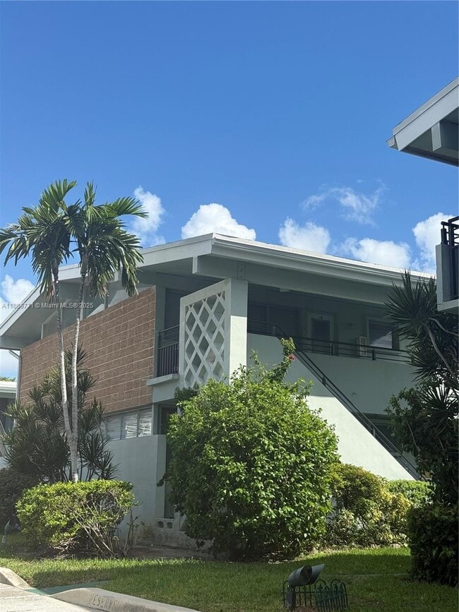 1070 98th St in Bay Harbor Islands, FL - Foto de edificio - Building Photo