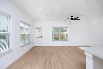 2035 Longmire Villas Ct in Conroe, TX - Foto de edificio - Building Photo