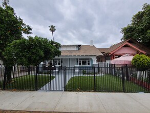 639 W 43rd St, Unit 641 in Los Angeles, CA - Foto de edificio - Building Photo