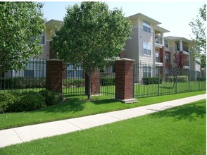 Eban Village in Dallas, TX - Building Photo - Building Photo