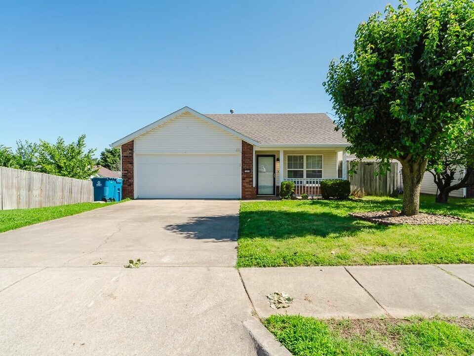 2404 SW Morris St in Bentonville, AR - Building Photo
