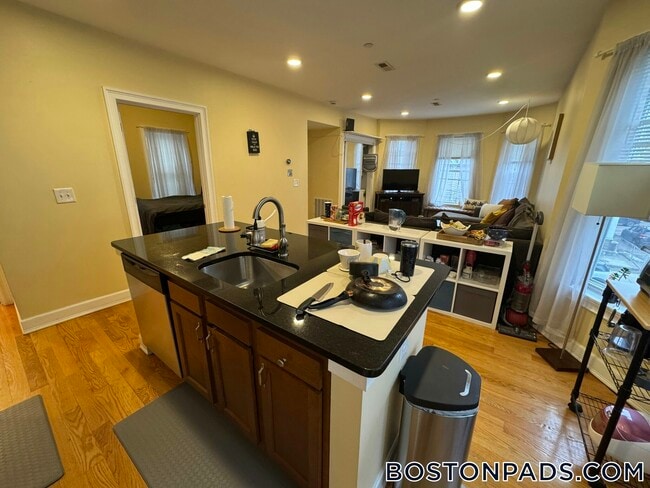 10 Jay St, Unit 2 in Somerville, MA - Foto de edificio - Building Photo