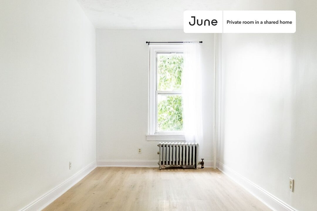 Private bedroom in 4 bed/1 bath Home in Brooklyn, NY - Building Photo