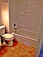 23246 Alexander Rd, Unit Upper in North Olmsted, OH - Foto de edificio - Building Photo