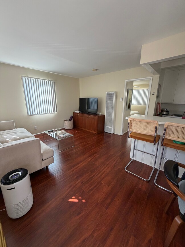 1240 S Westgate Ave in Los Angeles, CA - Building Photo - Building Photo