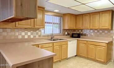 5802 W Frier Dr in Glendale, AZ - Building Photo - Building Photo