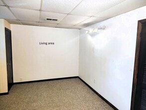 124 Mammoth Rd in Londonderry, NH - Building Photo - Building Photo