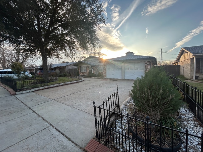 2107 Tecumseh Trce in Carrollton, TX - Foto de edificio - Building Photo
