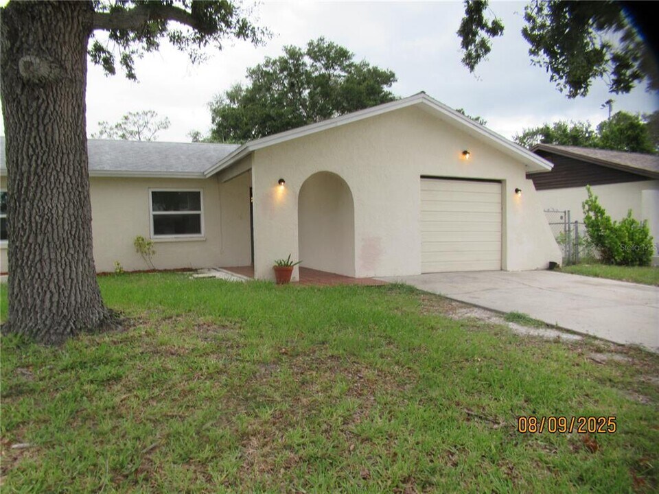 2506 Mary Sue St in Largo, FL - Building Photo