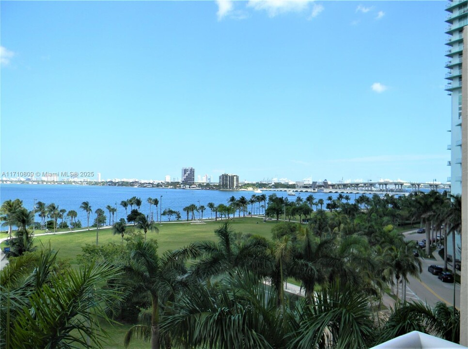 2000 N Bayshore Dr in Miami, FL - Building Photo