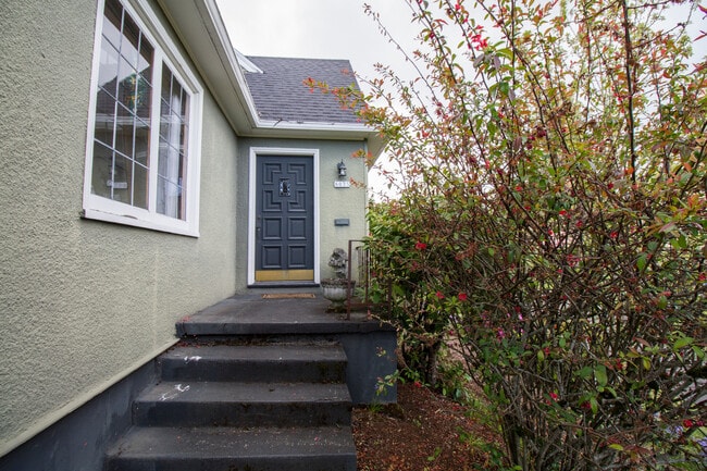 6035 NE Sacramento St in Portland, OR - Building Photo - Building Photo