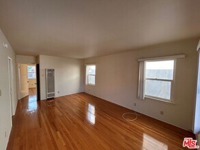 3011 Santa Monica Blvd in Santa Monica, CA - Building Photo - Building Photo