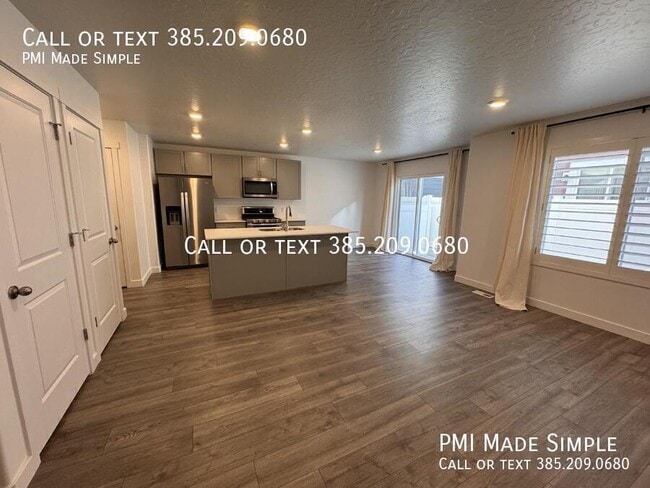property at 978 W Broadleaf Dr