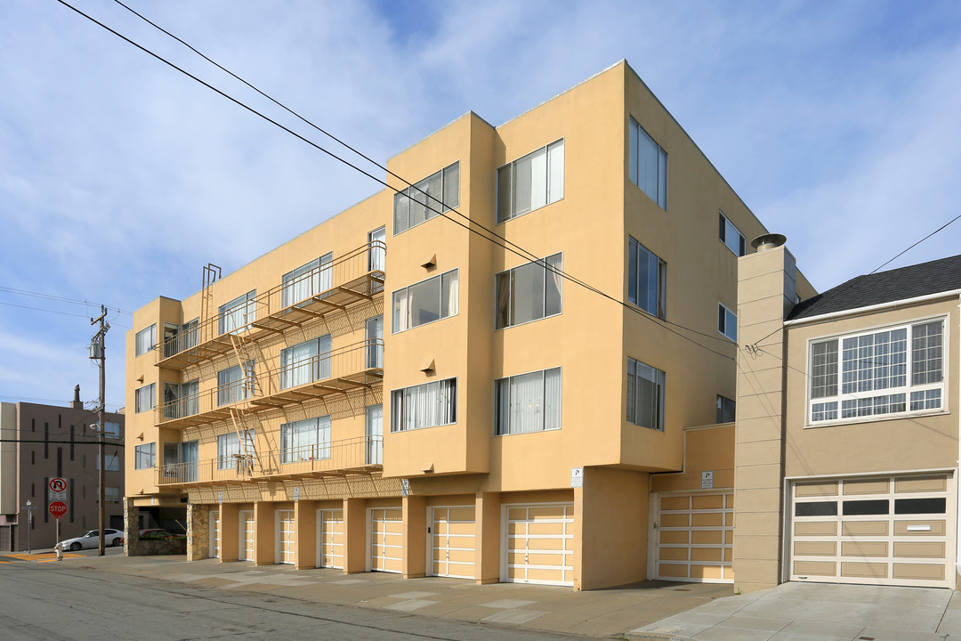 3090 Vicente St in San Francisco, CA - Building Photo