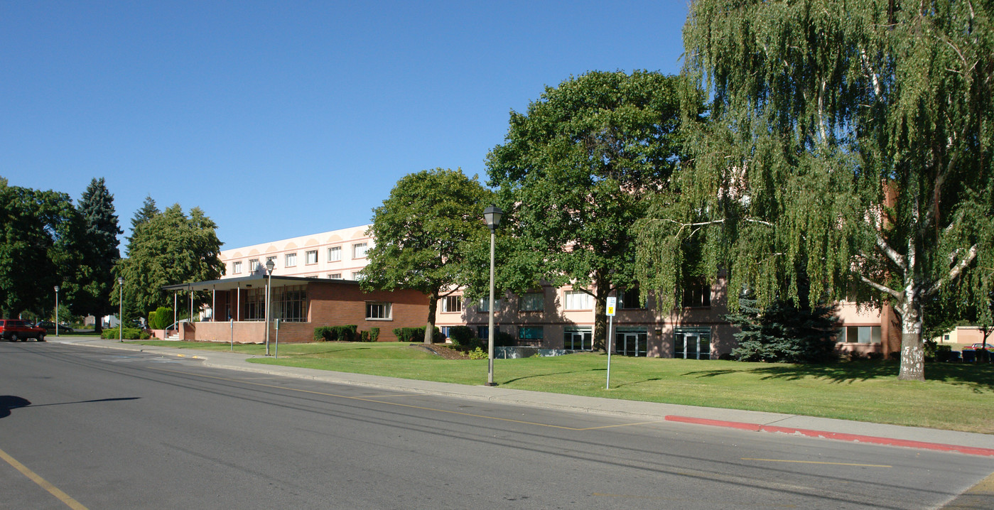 Madonna Hall in Spokane, WA - Foto de edificio