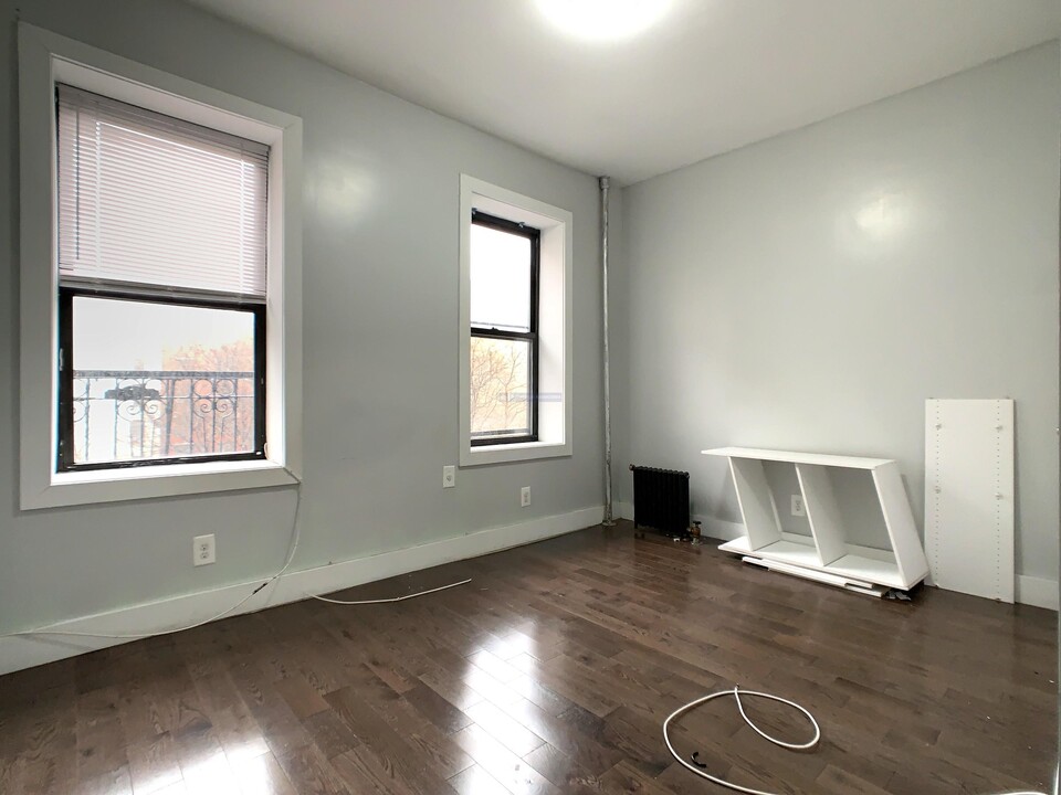 148 W 142nd St in New York, NY - Building Photo