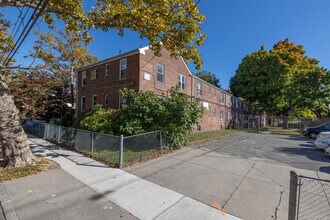 Beechwood Gardens Association in Flushing, NY - Foto de edificio - Building Photo