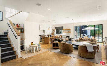 1099 Nowita Pl in Los Angeles, CA - Foto de edificio - Building Photo