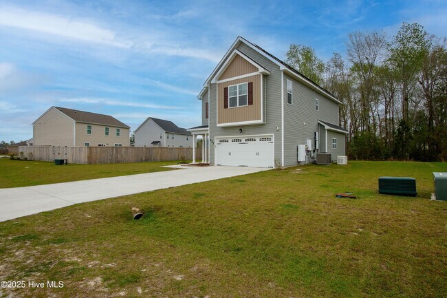 621 Drummond Grove Ln in Jacksonville, NC - Foto de edificio - Building Photo