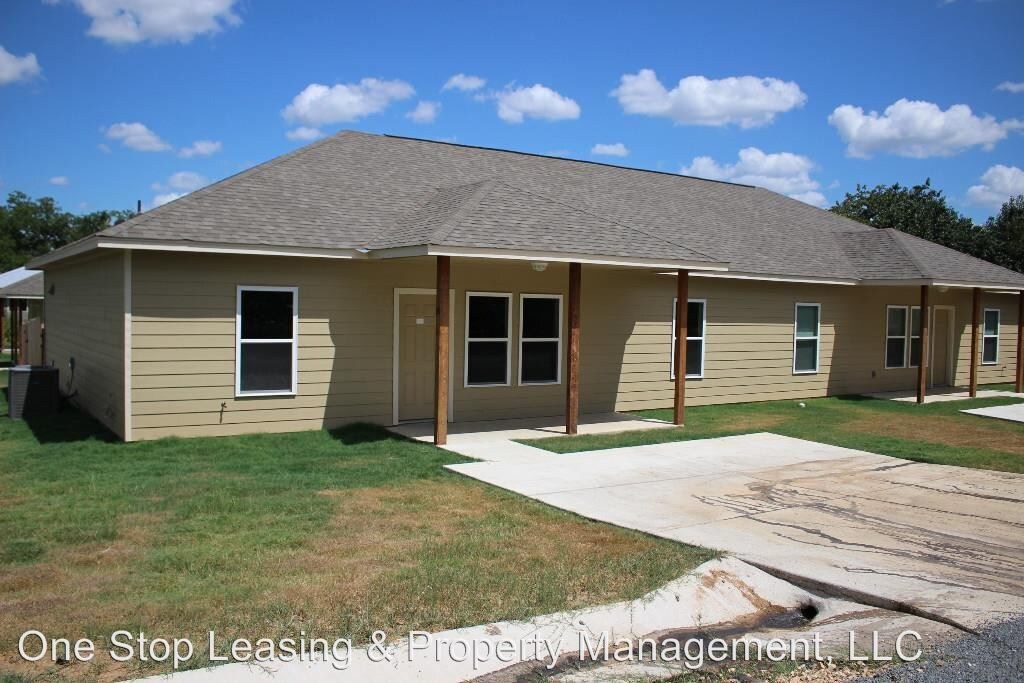 305 Hickory St-Unit -Unit B in Smithville, TX - Foto de edificio
