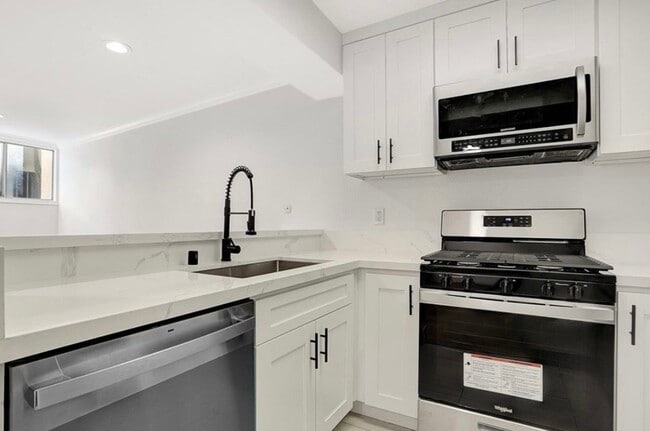 5325 Newcastle Ave, Unit 239 in Encino, CA - Building Photo - Building Photo