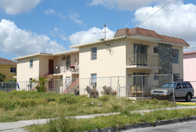 1252 NW 5th St in Miami, FL - Foto de edificio - Building Photo