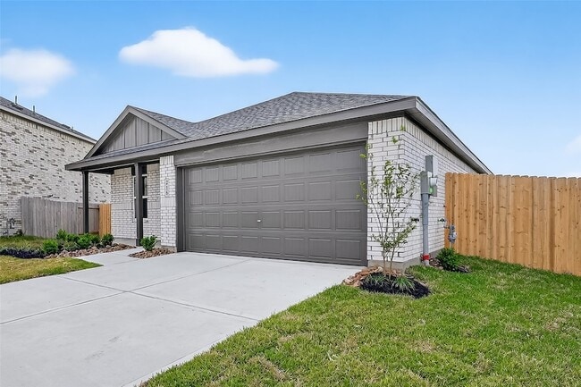 216 Amy St in Angleton, TX - Building Photo - Building Photo