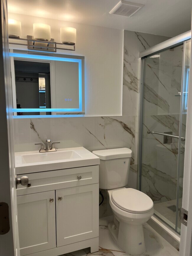 5249 NW 7th St, Unit Aragon Towers Condominium in Miami, FL - Building Photo - Building Photo
