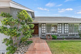 24031 Olivera Dr in Mission Viejo, CA - Foto de edificio - Building Photo