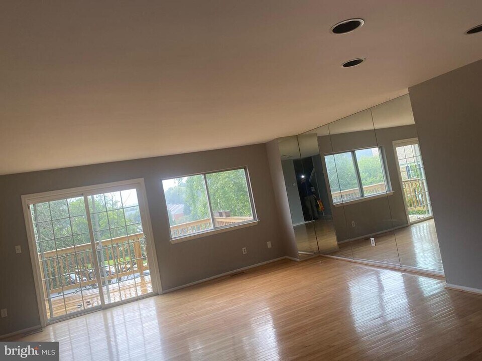 33 Jones Valley Cir in Baltimore, MD - Building Photo