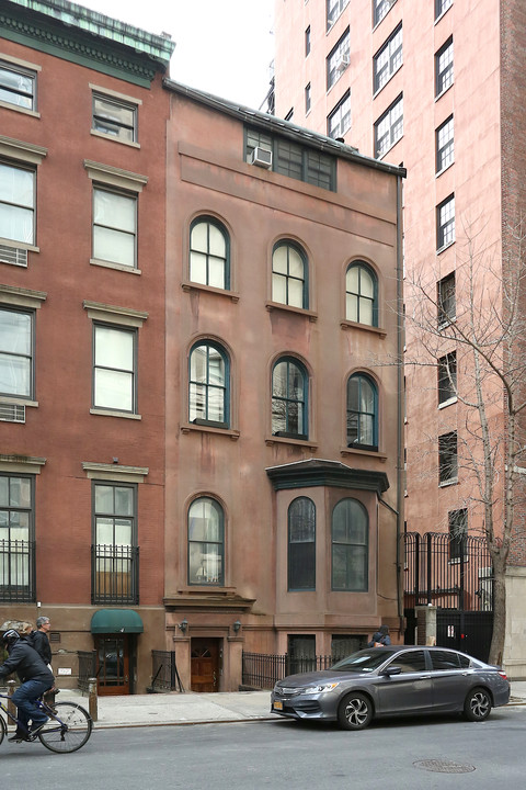 2 E 12th St in New York, NY - Building Photo