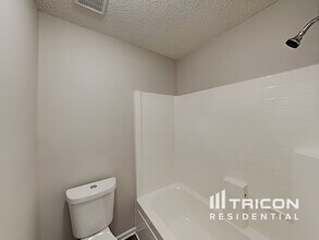220 E Lake Trail in Columbia, SC - Foto de edificio - Building Photo