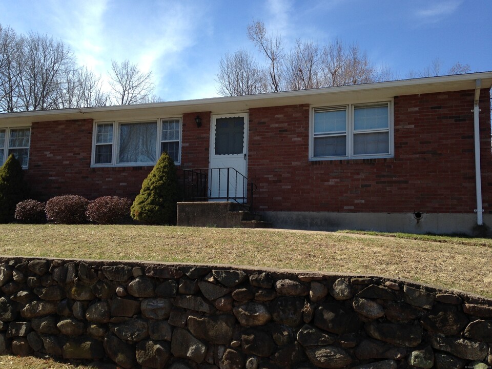 21 Elm Hill Dr in Wallingford, CT - Foto de edificio