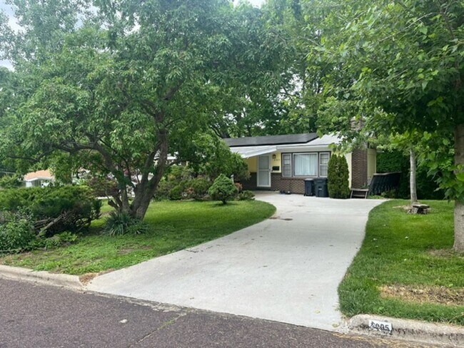 property at 2005 Woodlea Dr