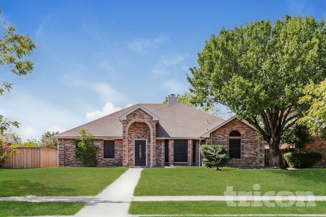 725 Rawlins Dr in Lancaster, TX - Foto de edificio